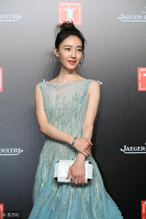 >王丽坤，身穿蓝色蕾丝长裙，参加第20届上海国际电影节