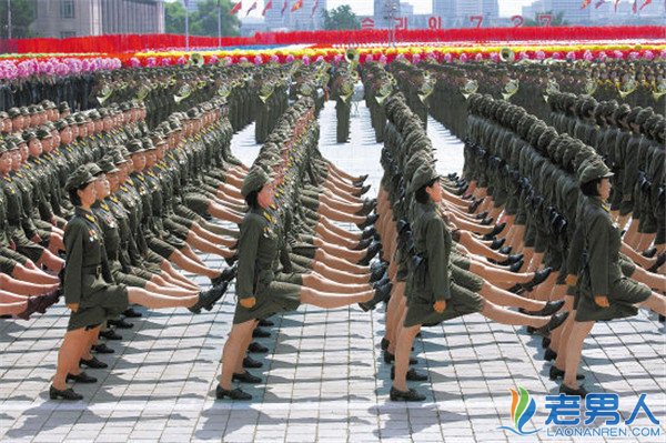 >朝鲜鹅式步伐被指搞笑滑稽 女兵劈腿大尺度走光（图）