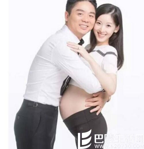 奶茶妹妹怀孕挺肚外出 挺大肚与刘强东秀恩爱