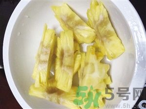 >菠萝里面发黑是为什么？发黑的菠萝能吃吗？