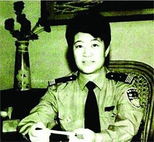安惠君养的男警察照片 深圳权色女局长安惠君年轻时照片曝光  睡过局里所有年轻男民警