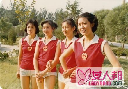 倪萍晒30年前出演女排老照片 为郎平和姑娘们点赞