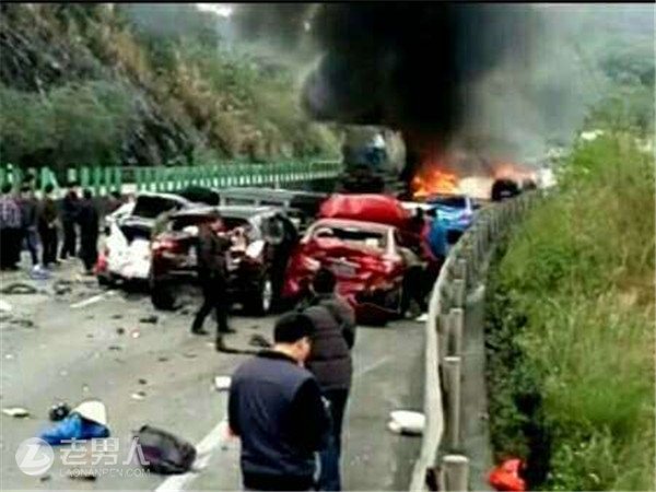 广东发生19车连撞 数辆轿车被毁现场冒出黑烟