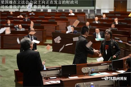 梁国雄被打 香港“社民连”议员梁国雄被马来西亚强制遣返