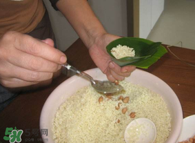 包粽子是生米还是熟米？包粽子的米是煮的还是生的？