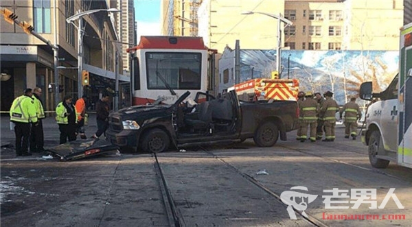 法国巴黎郊区发生轻轨列车相撞事故 已致12人受伤