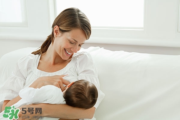 母乳常温下可以保存多久 母乳喂养的正确姿势