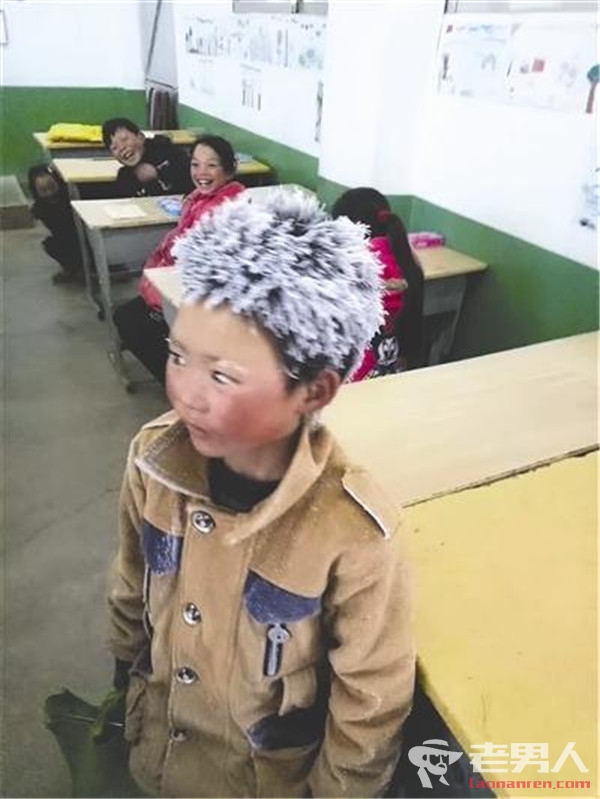 云南昭通8岁冰花男孩走红 每天冒雨雪走一个多小时上学