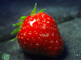 >草莓上的黑点是什么？草莓上的黑点能吃吗？