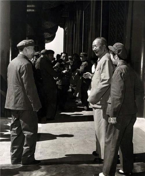1970年8月25日张春桥抱着毛泽东的腿哭毛泽东对他说了什么