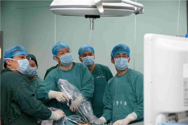 >北京大学第三医院曾岩 北京大学第三医院心脏外科专家在拉萨为先心病患儿进行手术