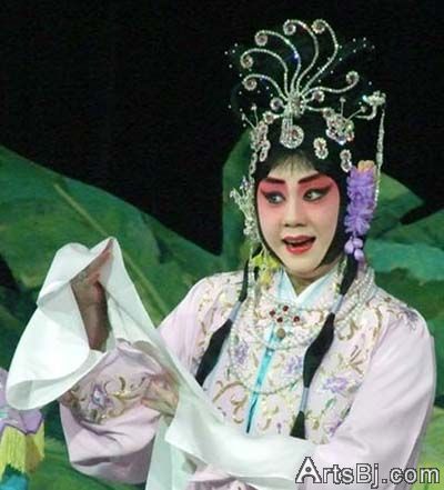 京剧演员董翠娜唱段 烟台市著名戏曲演员董翠娜领衔的经典名剧《西厢记》在市府礼堂唱响