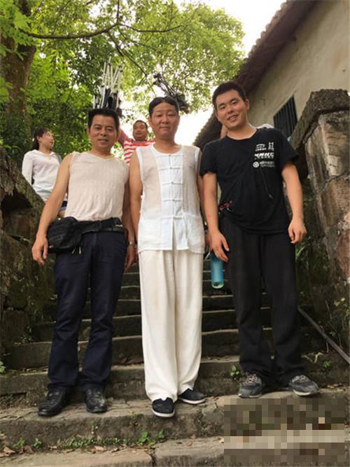 >两登春晚的“三德子”，娶小15岁名模如今隐居山林