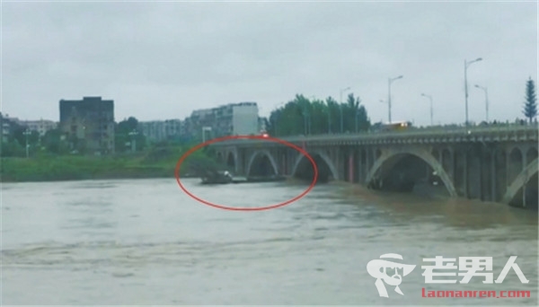 3名老船员驾艇撞开失控船 让高铁跨江桥免受撞击