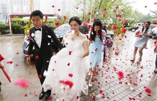 >姜宁老婆 姜宁的老婆张露在微博认识 姜宁青岛举行婚礼