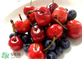 蓝莓和樱桃可以一起吃吗？蓝莓和樱桃哪个好吃？
