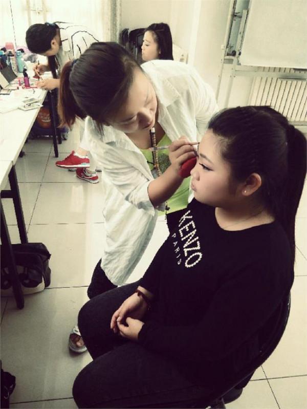 北京于哲化妆学校好不好 如何选择化妆学校