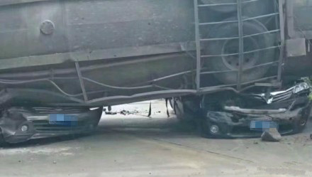 惠州惨烈交通事故现场图曝光 两辆轿车被压成铁饼
