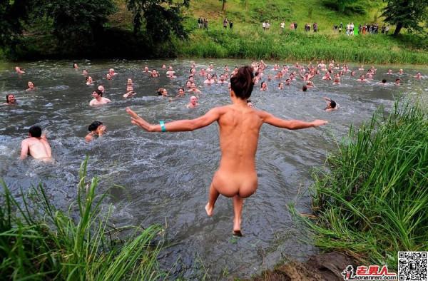 世界最大裸泳派对：秘密裸泳俱乐部近2000人参加裸泳【图】