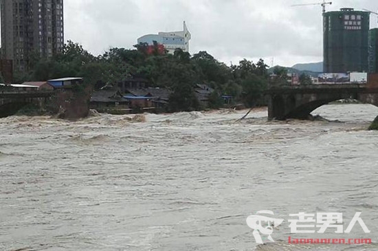 川陕甘连降暴雨引发洪水 多地爆发山洪受灾严重