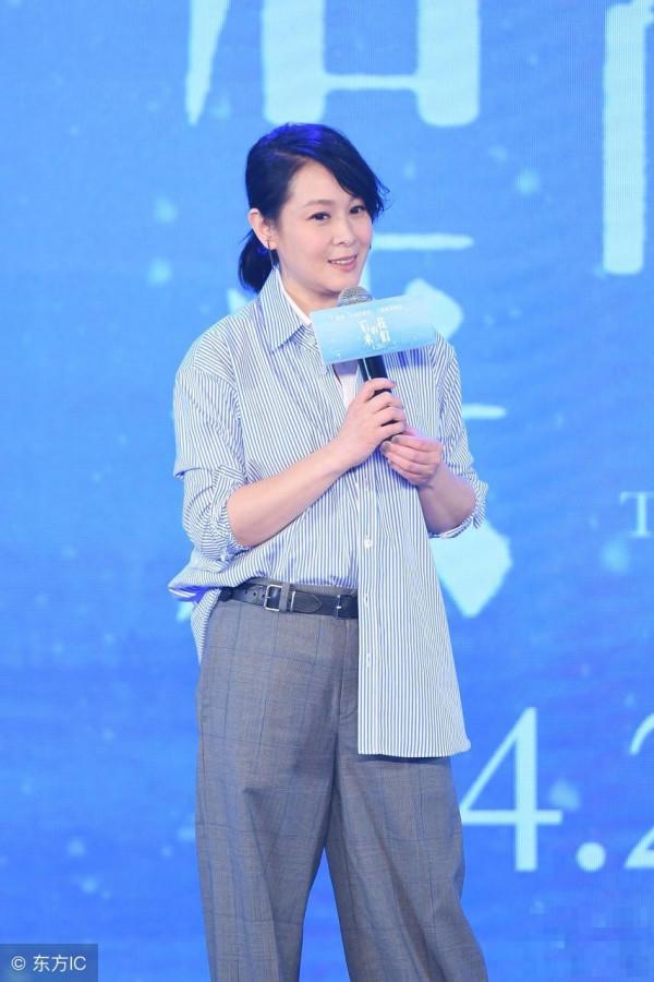 刘若英出席某活动，网友：原来最近女生的穿衣风格都是在模仿你呀