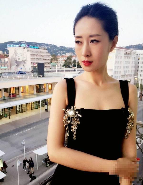刘敏涛穿黑色鱼尾裙，优雅恬静，网友：身材比范冰冰都好