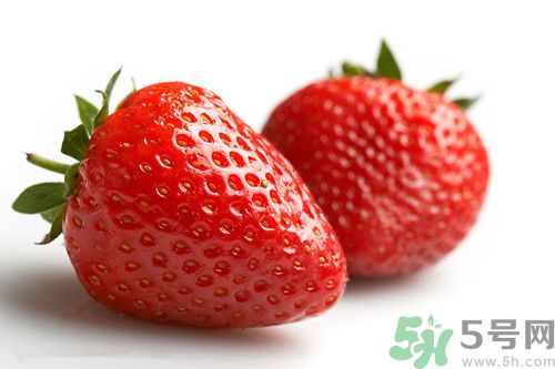 不明液体让烂草莓变新鲜 新鲜草莓怎么挑选?