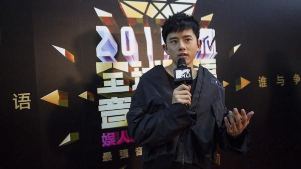 张杰MTV华语盛典斩双奖 被陈淑芬爆料是送话筒的“三张之一”