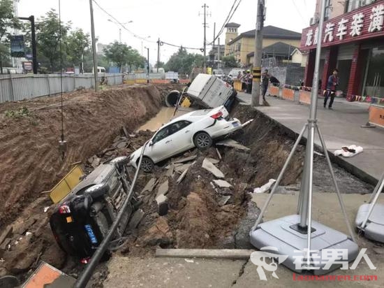 >杭州路面突然塌陷 三辆汽车直接掉入3米多深的大坑