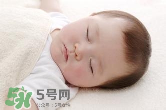 宝宝睡觉出汗多还要盖被吗？宝宝睡觉出汗多怎么办？