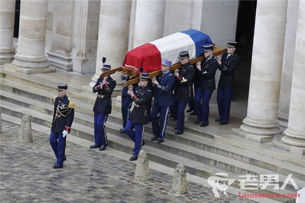 马克龙出席国葬 为英雄警察授予荣誉勋章