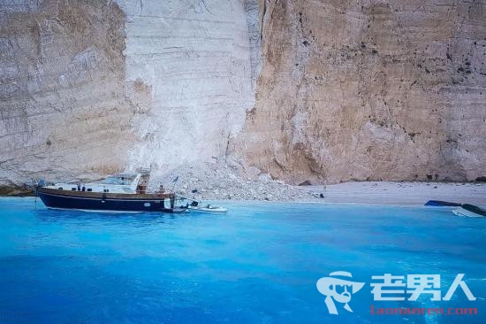希腊游船倾覆 因岩石塌方坠落掀起巨浪所致