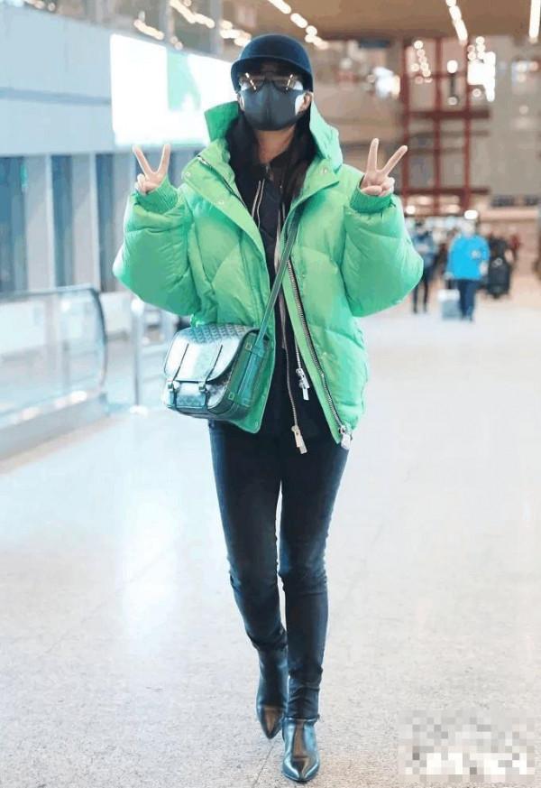 蒋欣身着羽绒服现身机场, 网友: 保暖时尚的正确打开方式
