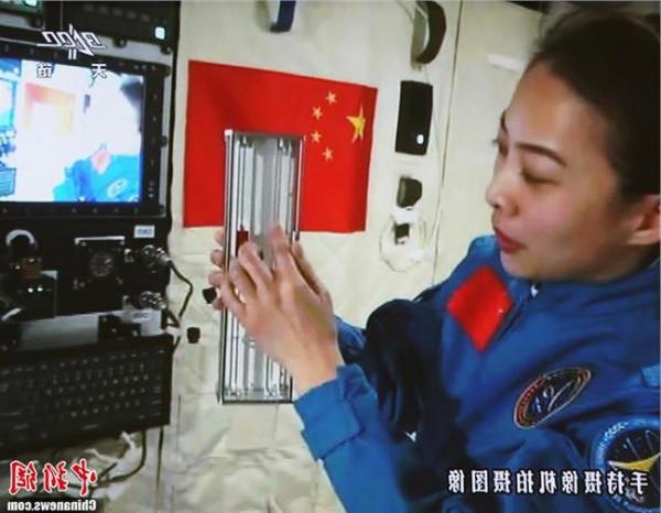 >中国女航天员王亚平 中国首次太空授课结束 女航天员王亚平任主讲人