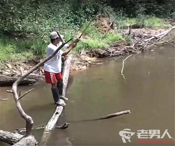 >男子河边钓鱼 结果吓得扔掉鱼竿就跑
