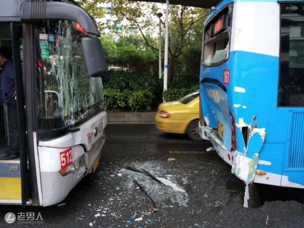 >南京公交车遭追尾 14名乘客被撞骨折嗷嗷的呻吟着