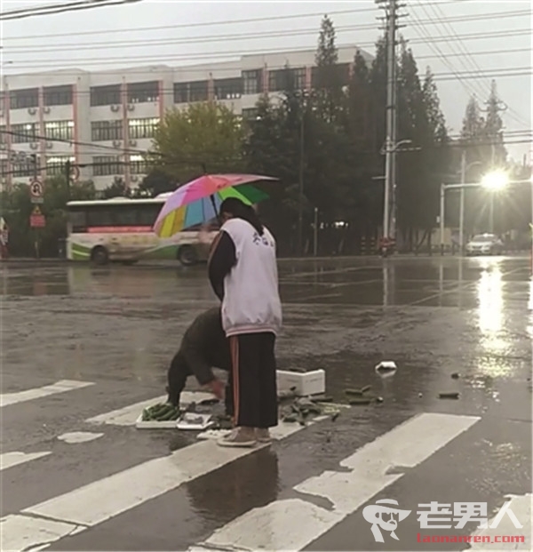 女生获最美撑伞人 林紫藤在雨中为拾菜老人打伞获赞