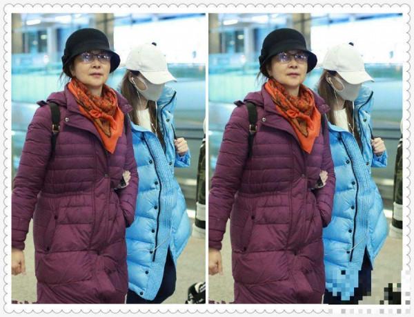 李小璐现身机场, 穿超大羽绒服居然不丑, 和妈妈牵手似少女!