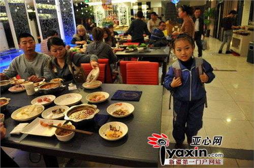 新疆7岁女孩黄豆豆在餐馆跳舞穷人家的孩子早当家