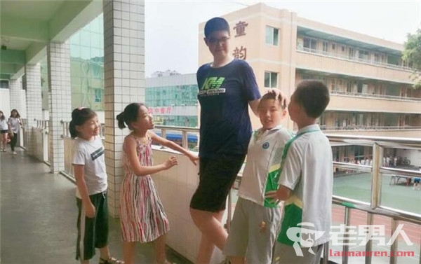 >四川男孩仅11岁身高2.06米 将考虑申请吉尼斯世界记录