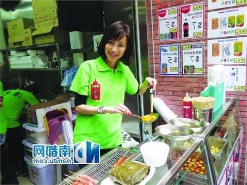 >谭小环不雅图 探访香港小姐谭小环鱼蛋店:生意不错 客人拍照似景点成为大众焦点