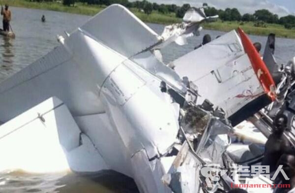 飞机坠湖致17人死亡 事故发生时机上载有22人