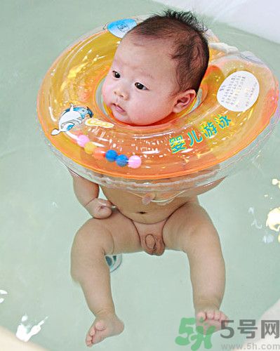 婴儿游泳有哪些好处 婴儿游泳要注意什么