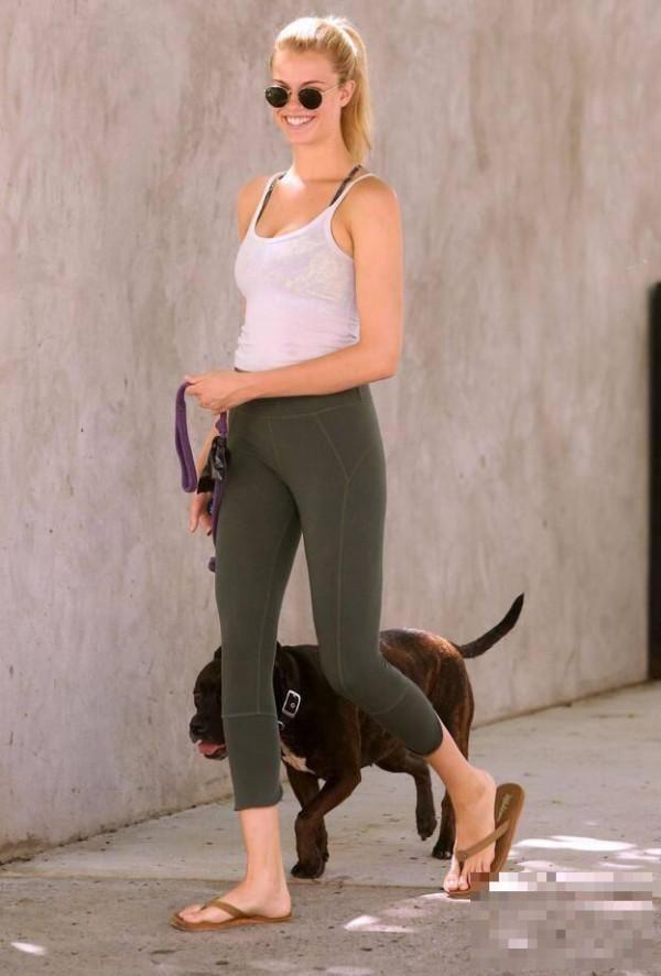 超模哈利·克劳森纽约街头遛狗拍照，她的紧身裤看起来很时尚