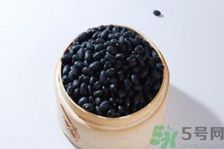 黑豆泡水是黑色正常吗？黑豆泡水是什么颜色？