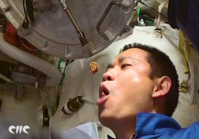 人在太空怎样吃东西啊