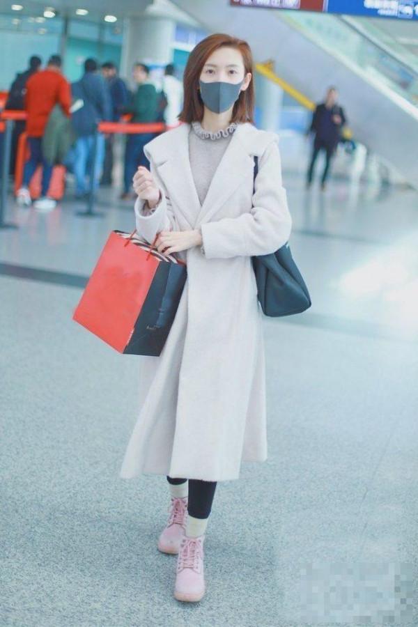 陈瑶现身机场，白色呢子大衣修身时尚，网友:美瑶穿啥都好看
