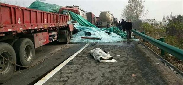 >安徽滁新高速发生特大交通事故 车祸现场主播自拍事后道歉