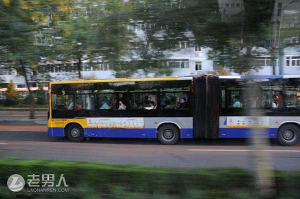 >北京配2万名公交乘务管理员 万辆公交可一键报警