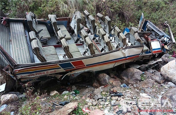 印度失控大巴坠入峡谷 疑超载引起已致48人死亡